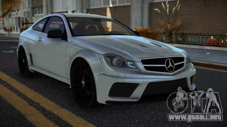 Mercedes-Benz C63 AMG Pewije para GTA 4