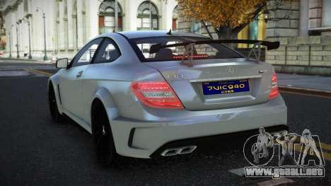 Mercedes-Benz C63 AMG Pewije para GTA 4