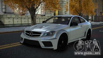 Mercedes-Benz C63 AMG Pewije para GTA 4